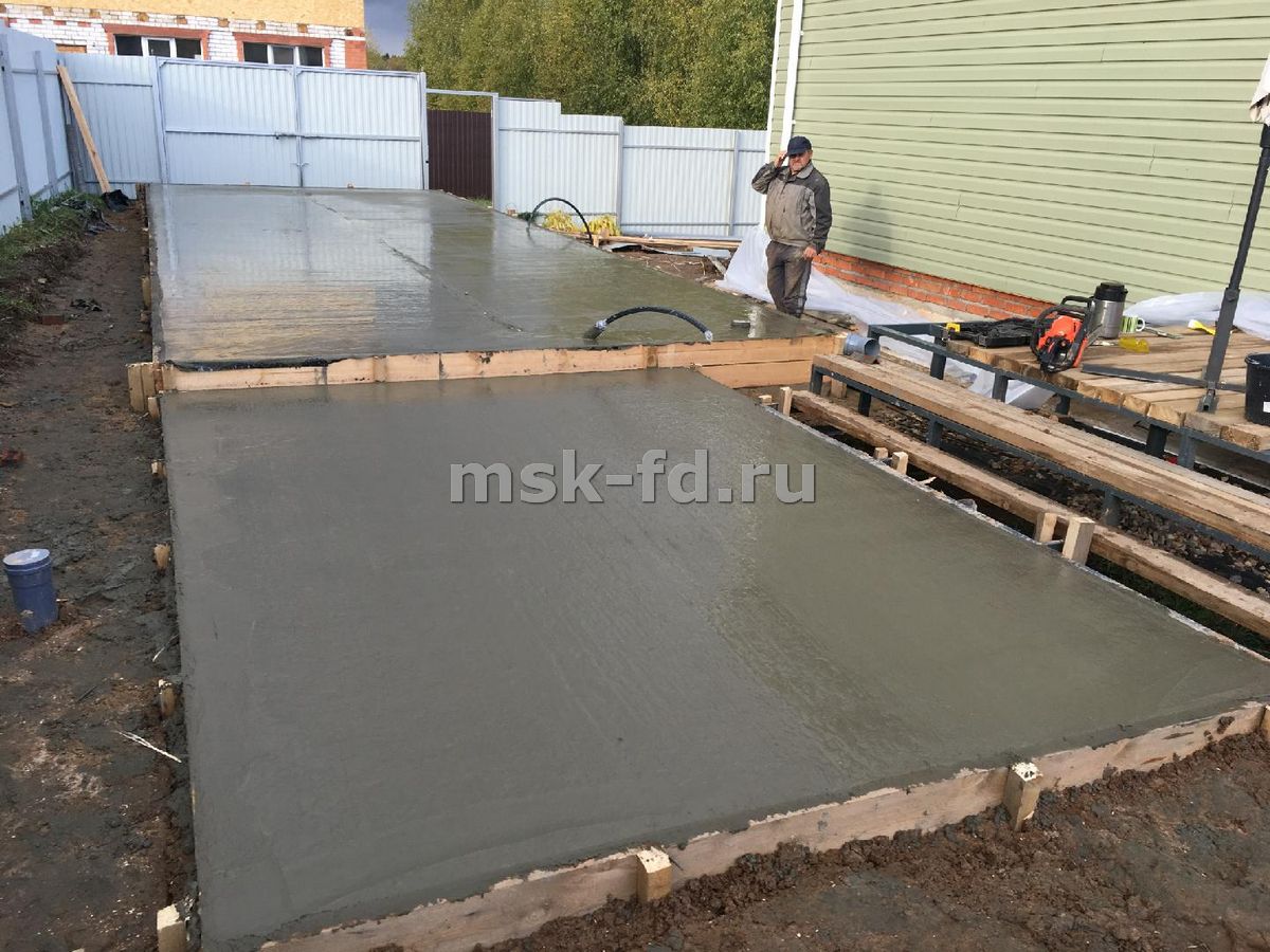 Бетонная плита под навес для машины на участке с уклоном